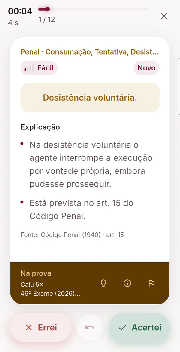 Verso de um card de Direito Penal no app: a resposta “Desistência voluntária”, a explicação, a fonte no Código Penal, art. 15, e os botões Errei e Acertei.